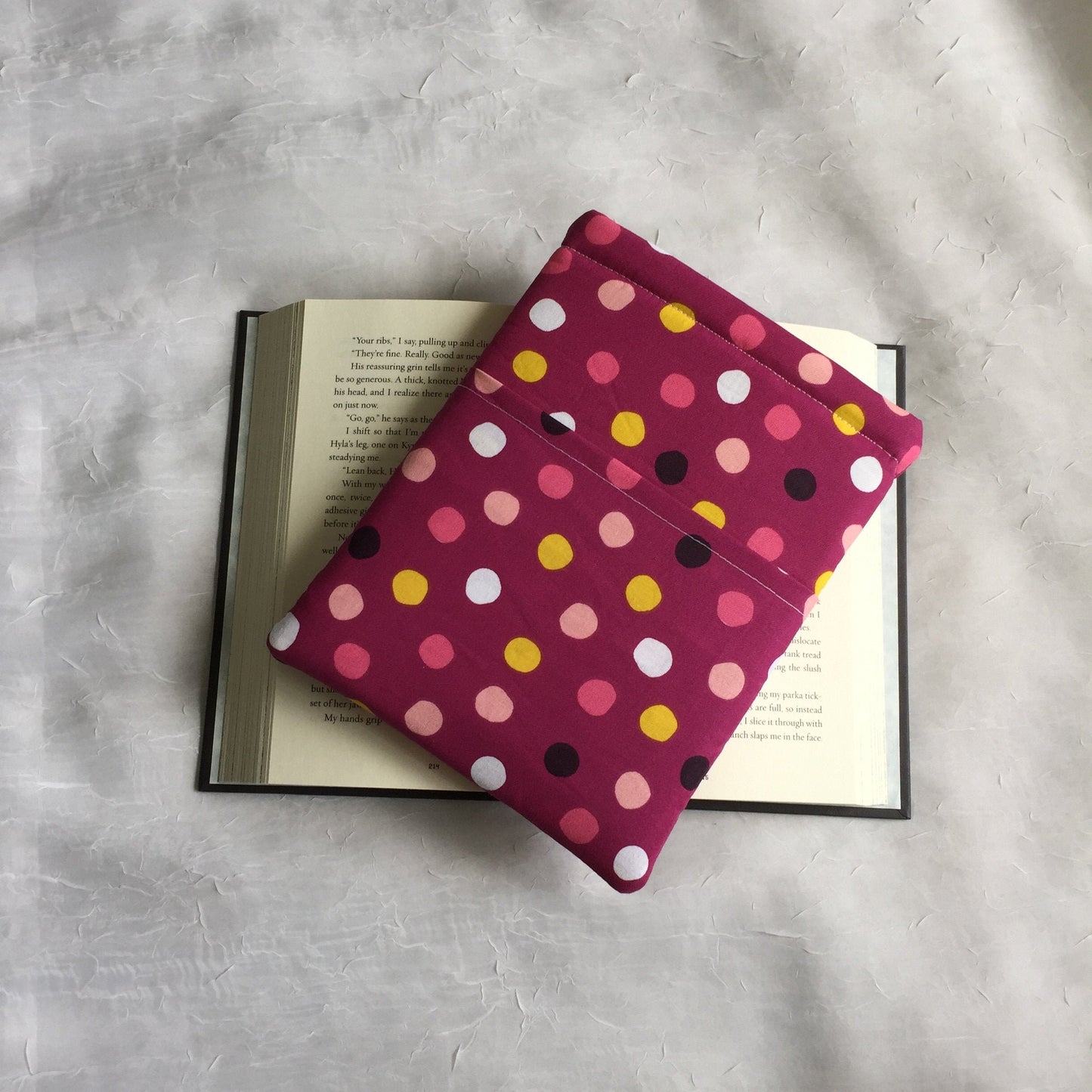 Maroon Polka Dots Padded Book Sleeve, Book Cozy with Pocket, Minimalist Style | Bookish Gift